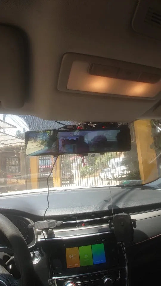 Espejo WOLFBOX instalado en un coche real
