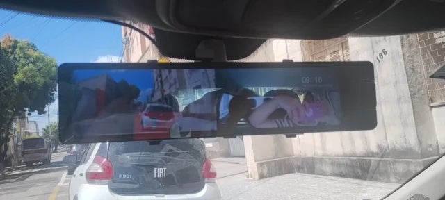 Pantalla del espejo WOLFBOX en uso